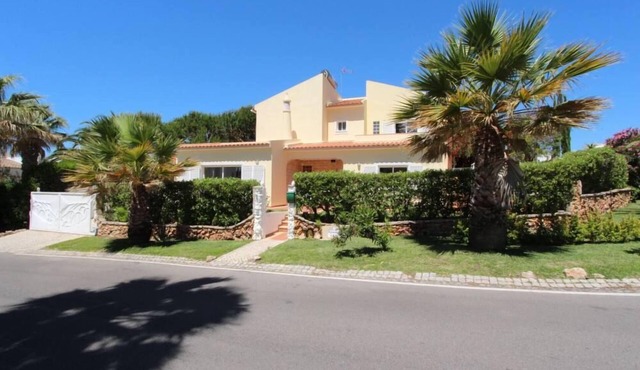 Superb family home in the heart of Vilamoura on 500m plot, enclosed swimming pool