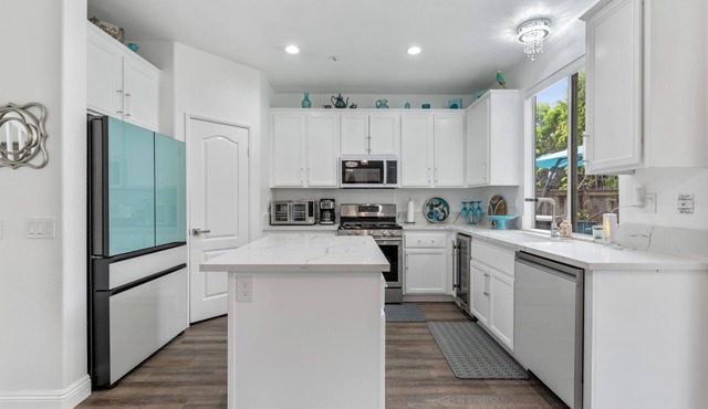 Superb Remodeled 5/6 BDR SPA Family HOME 16 Mins from beach in heart of Oxnard!