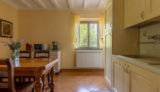 Superb "Tuscan" style cottage dominates a magical landscape, welcomes families.