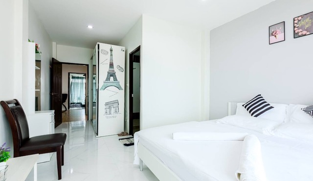 SUPERIOR WHITE Fabulous 1-bedroom in villa with AC in vibrant Bangkok