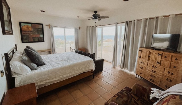SURF the best breaks, beautiful home, walk to beach, exclusive in SJC