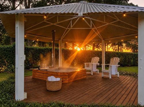 Swannie Creek private nature retreat with hot tub and fireplace