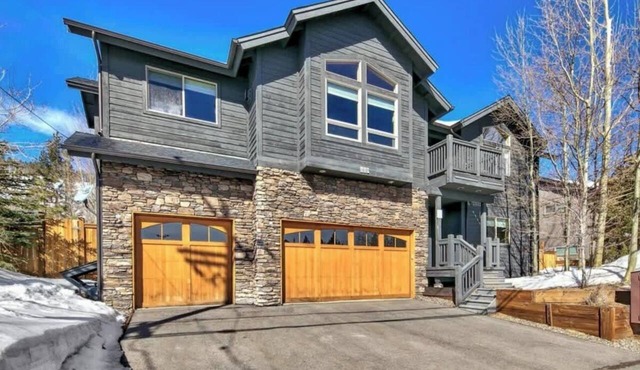 Tahoe Mountain Retreat: A/C, Hot Tub, Dog Friendly