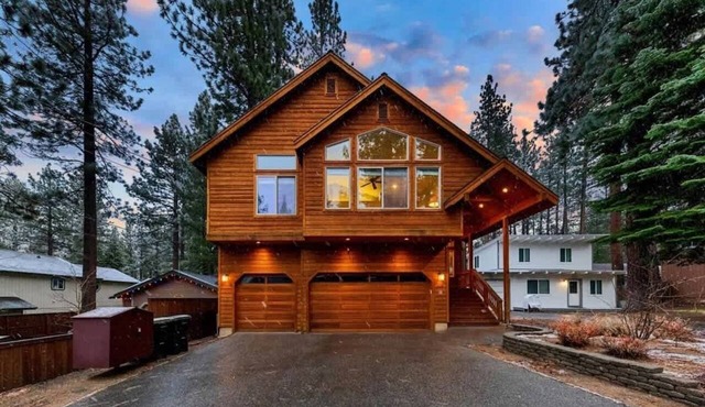 Tahoe Trailside Lodge: Beautiful 5Br, 100' From World Class Hiking, A/C, Hot Tub, Games
