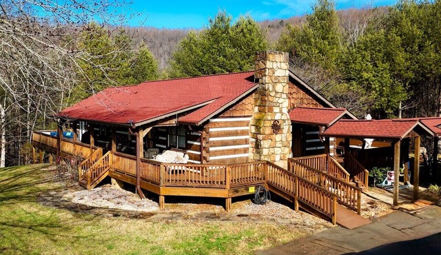 Tall Maple Lodge with Views