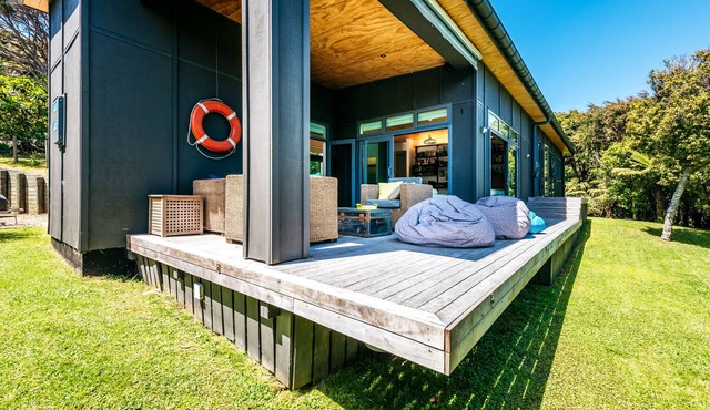 Te Kohanga (The Nest) with spa and car*
