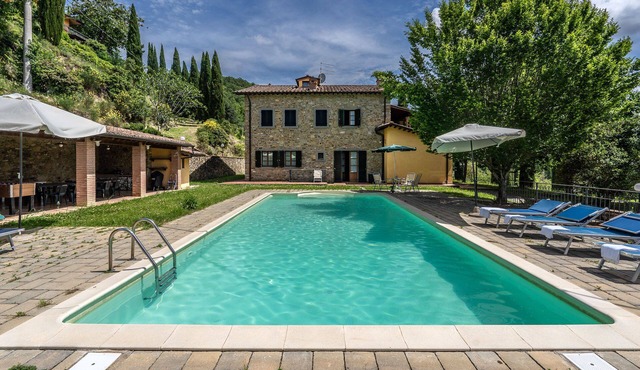 Tenuta Le Caselle farmhouse with pool