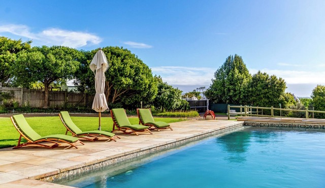 Thatched Apartment with great views, full kitchen, Wifi in Noordhoek, Cape Town