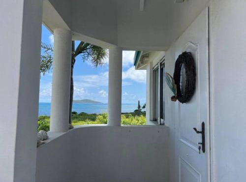 The Cottage at Green Cay - Walk to the Beach - King Bed - Full AC