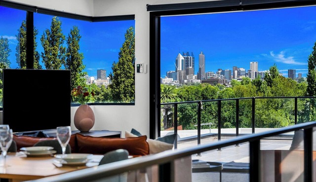 The Crescent | City Views | Jacuzzi | Luxe Home