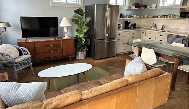 The D'Alhana~1BR entire guesthouse in downtown Charleston