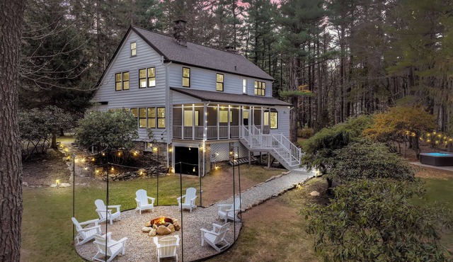 The Foxy Craftsman. A spacious 7-bedroom retreat in gorgeous Pocono Pines