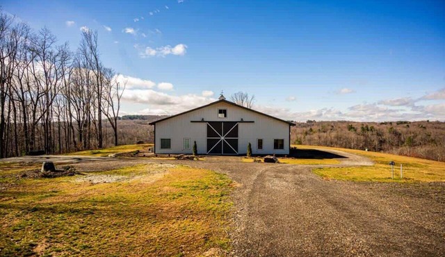 The Gathering Barn by Buffalo Mountain Getaway