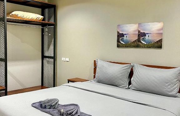 The Gun Hotel Premium