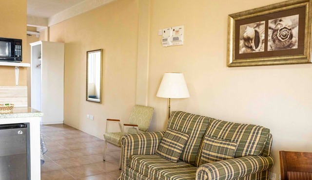 The Hamlet Suites - Bright and spacious Studio Apartment 1