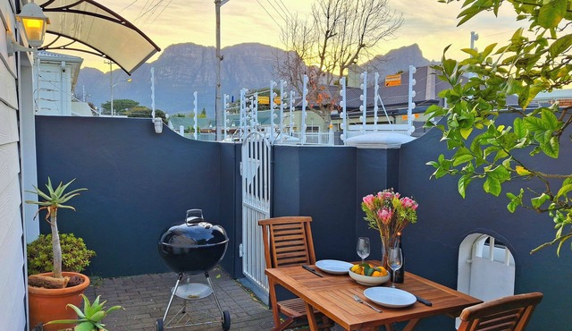 The Harfield Hideaway - Quaint 1-bedroom house in Harfield Village, Cape Town