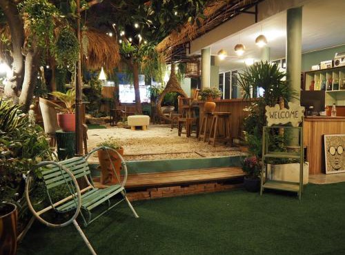 The oasis on 8 Villa pool table & KTV