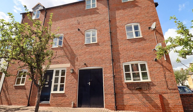 THE OLD BAKERY, APARTMENT 5 in Shipston-On-Stour