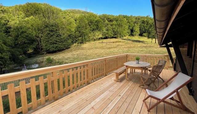 The Painter's Retreat, a mountain cabin with a breathtaking view.