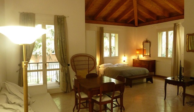 The Room on the Cedars near Airport + City Center
