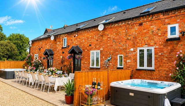 The Shakespeare Lodge - Sleeps up to 12 - Large HOT TUB