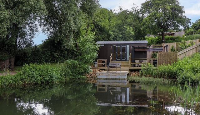 THE SHEPHERDS HUT AT BRIDGE LAKE FARM & FISHERY in Chacombe