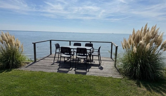 The sound of waves included: bright feel-good house for 6 people right by the water