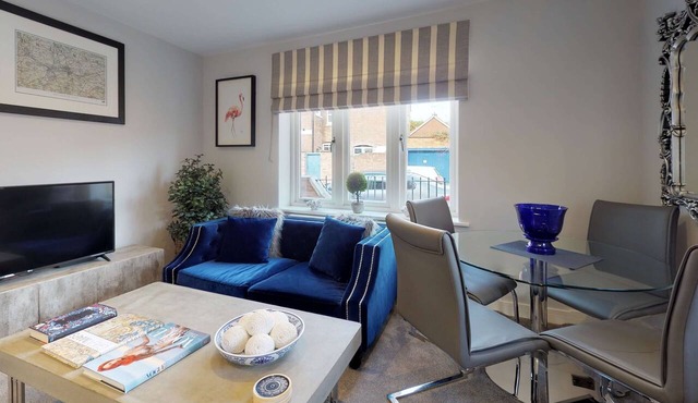 The Warwick Suite Dunara 8 | Leamington Spa Holiday Lets | 2 Beds & Sleeps 3