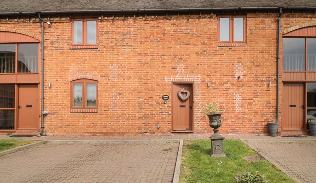 THE WHEAT HOUSE, pet friendly, with a garden in Welford-On-Avon