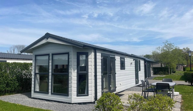 This is a comfortable, detached holiday home, perfect for a relaxing stay with family or friends. This single-storey accommodation is located in the beautiful polder landscape of North Holland and radiates a warm, welcoming atmosphere. From the terra