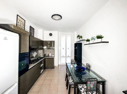 Three-room apartment 2 bedrooms with balcony 2 min from Centrale