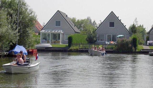 Tidy bungalow with dishwasher, close to the water