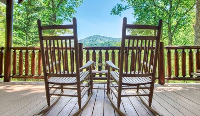 Top Rated, Romantic, Secluded, Stunning views, hot tub, pool table, nearby draws