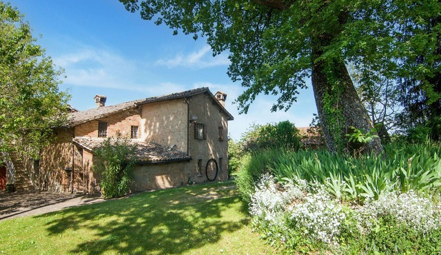 Traditional holiday home in Urbino with terrace