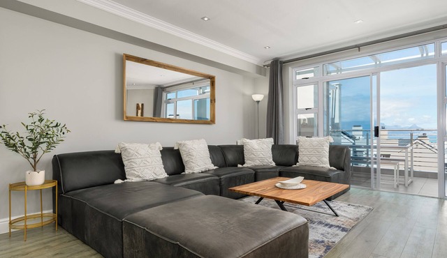 Tranquil Bona View Apartment |Table Mountain Views