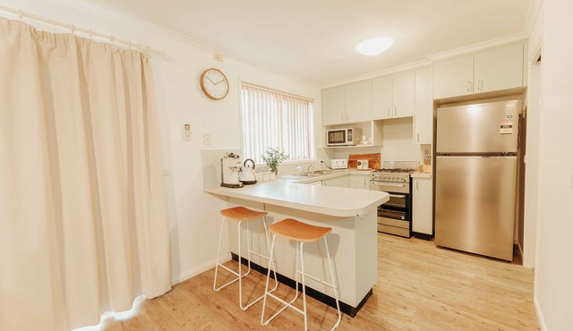 Tranquil Townhouse - parking at doorstep!