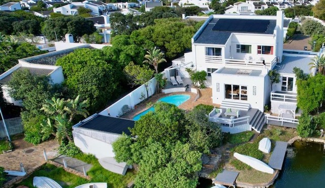 Tranquil Waterfront Hideaway with Stunning Views