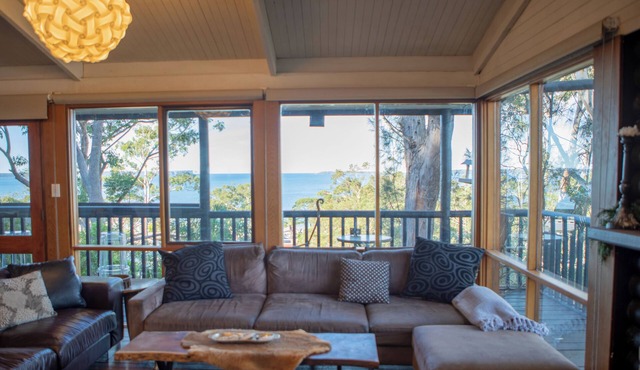 Tree Top House with Bay Views, Short Walk to Beach, Open Fire and Sauna
