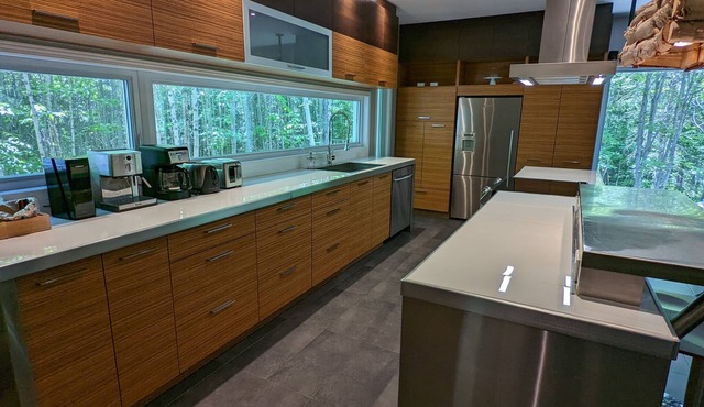 Treehouse, 3 bedrooms (4th bedroom, sleeps 7+), EV terminals.