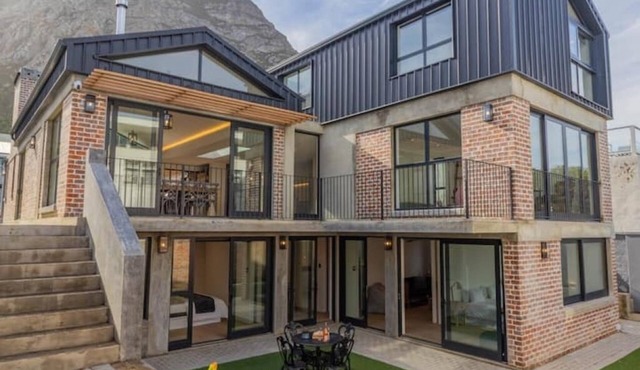 Trendy family home, bright, mountain views & pool