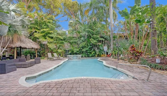 Tropical Oasis Studio w Pool