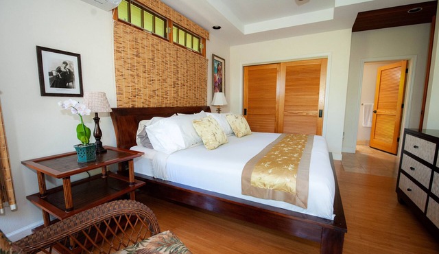 Tropical Rendezvous Suite - Luxury Studio in tropical gardens with koi ponds.