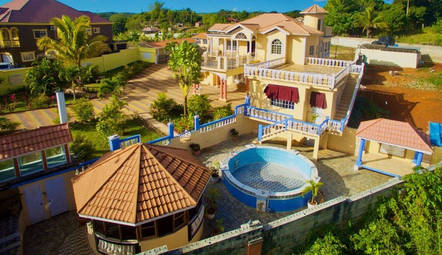 Tropical Resort style Villa w/ pool