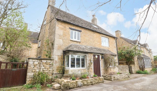 TUESDAY COTTAGE, pet friendly, with open fire in Bourton-On-The-Water
