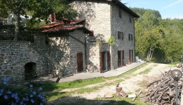 Tuscan-style farmhouse in the forest, with private whirlpool and swimming-pool