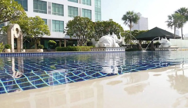Two bedroom loft style condo, river view pool