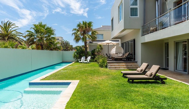 Two bedroom apartment with Table Mountain and sea view