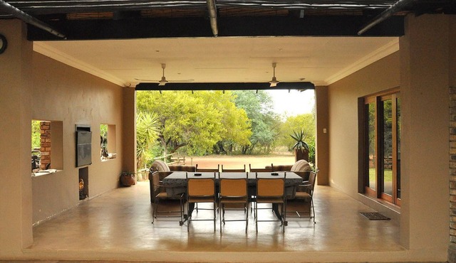 Ukutula Lodge & Game Reserve