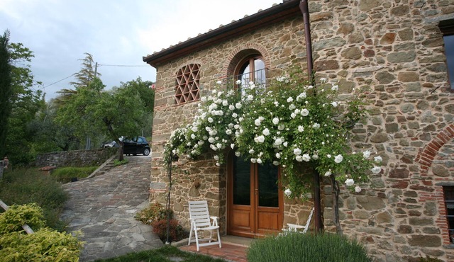 ULIVETO: house and panorama on the Pistoia hillside