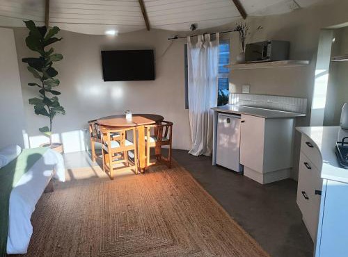 Unique, cozy rondavel 200m from the sea